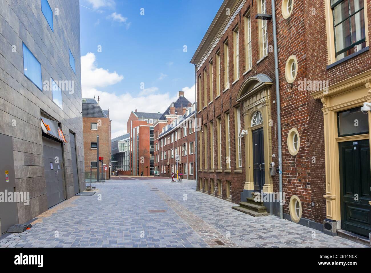 Calle vacía en el Forum en el centro histórico de Groningen, países Bajos Foto de stock