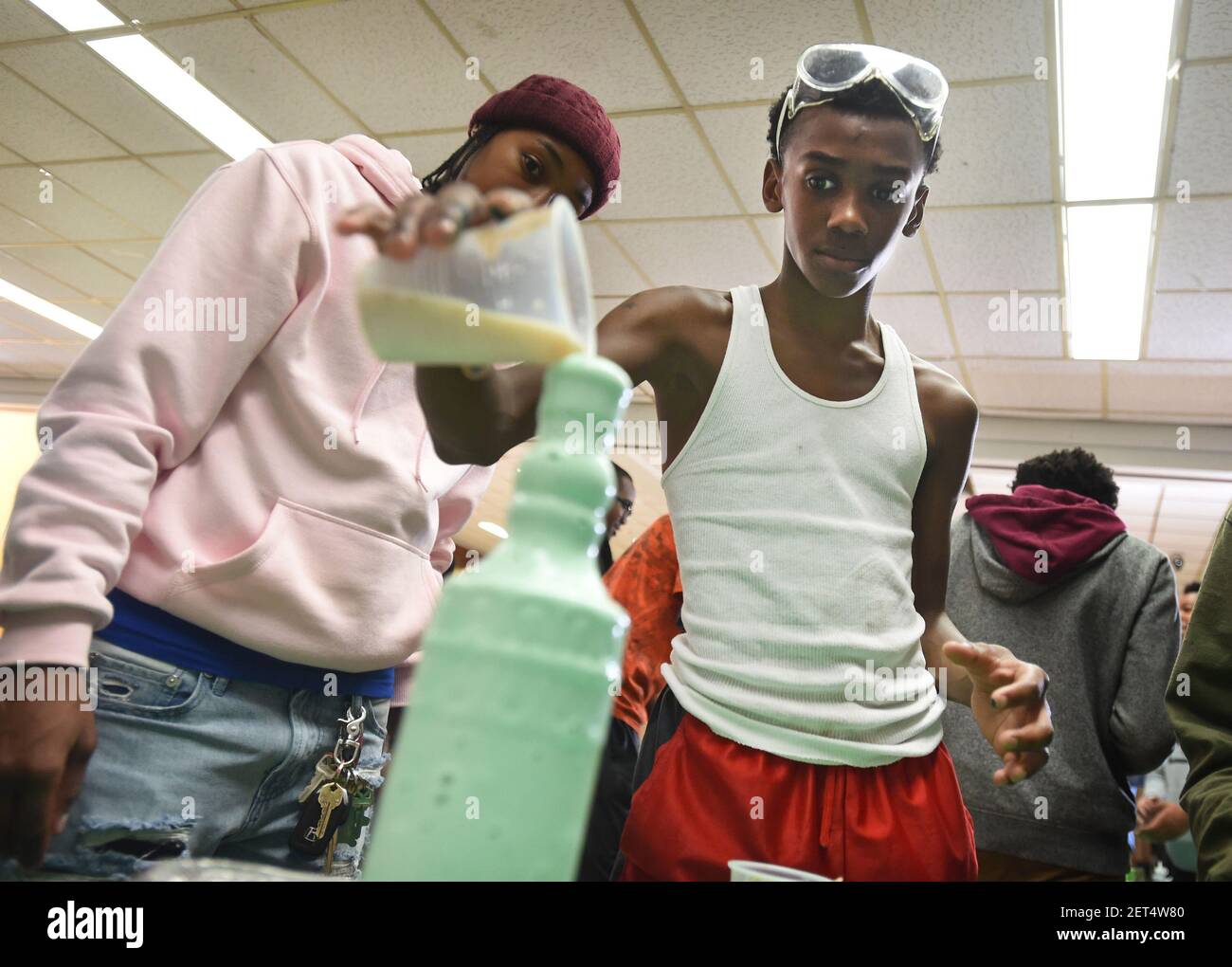 'Wheelie Queen' observa Josiah Brown, de 13 años, hacer una 'explosión