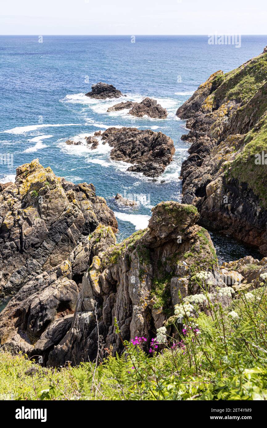 Rocas bajo los acantilados en Pointe de la Moye, le Gouffre, Les Villets en la hermosa y escarpada costa sur de Guernsey, Islas del Canal Reino Unido Foto de stock