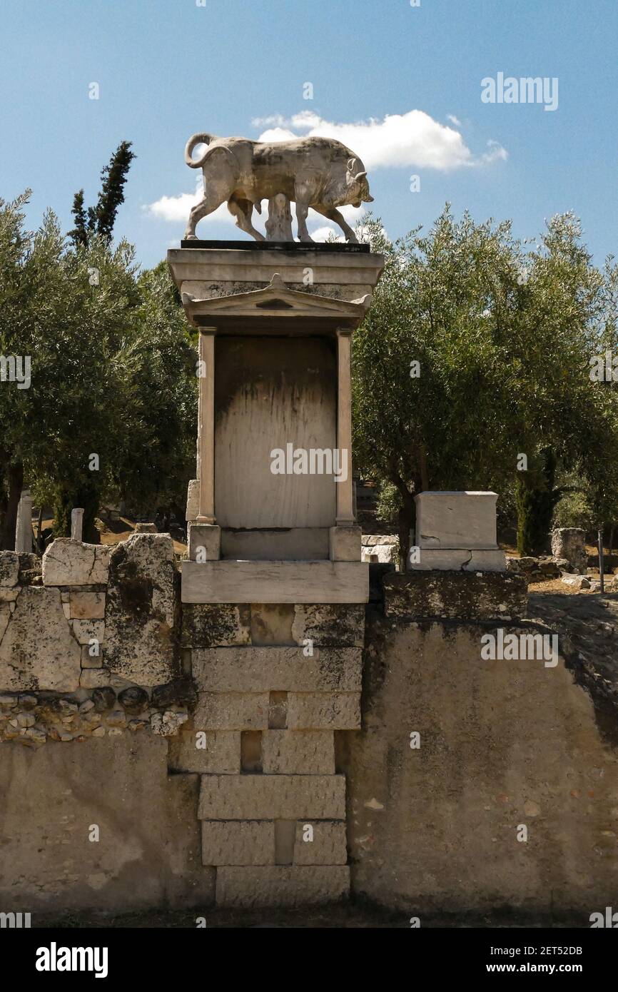 Grecia, Atenas, graves de Kerameikos cementerio con un toro. El Cementerio de Cerámica es un antiguo cementerio en Atenas, situado en el exterior. Foto de stock