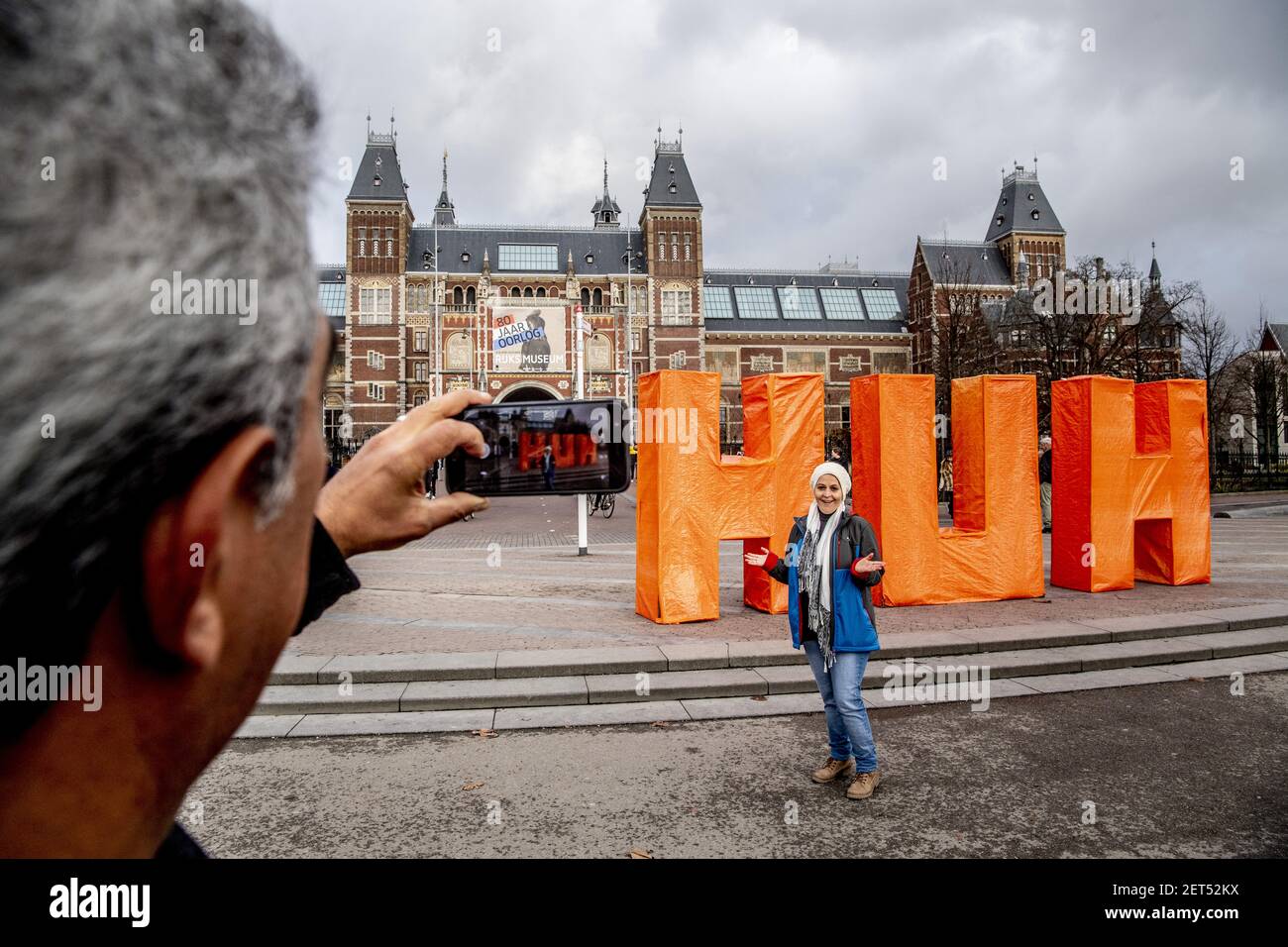 Las letras HUH en Museumplein en Amsterdam, Holanda el 3 de diciembre de  2018. El lunes por la mañana se retiraron las cartas del I ámsterdam en  Museumplein. La artista Pauline Wiersema