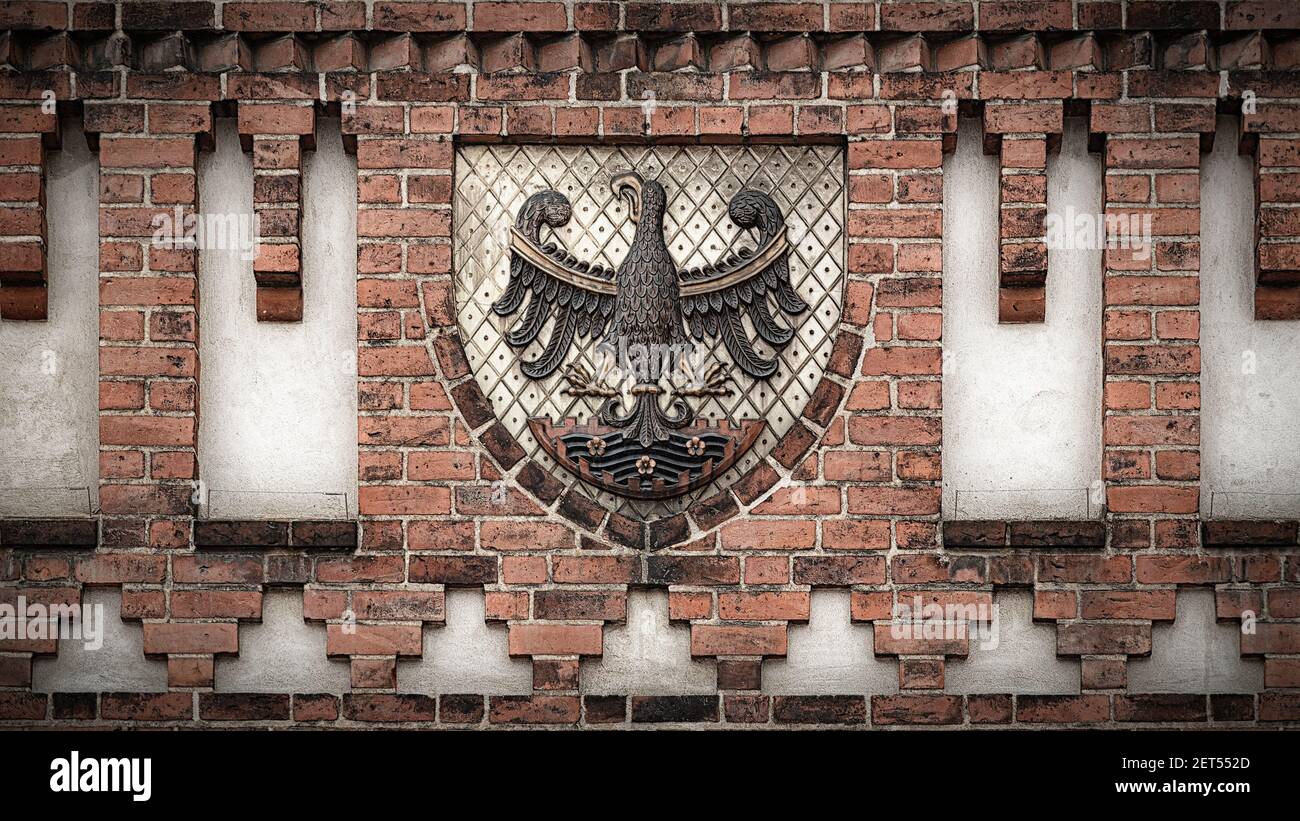 ROSKILDE, DINAMARCA - 11 DE NOVIEMBRE de 2018: El escudo de Roskilde en el edificio del ayuntamiento. Foto de stock