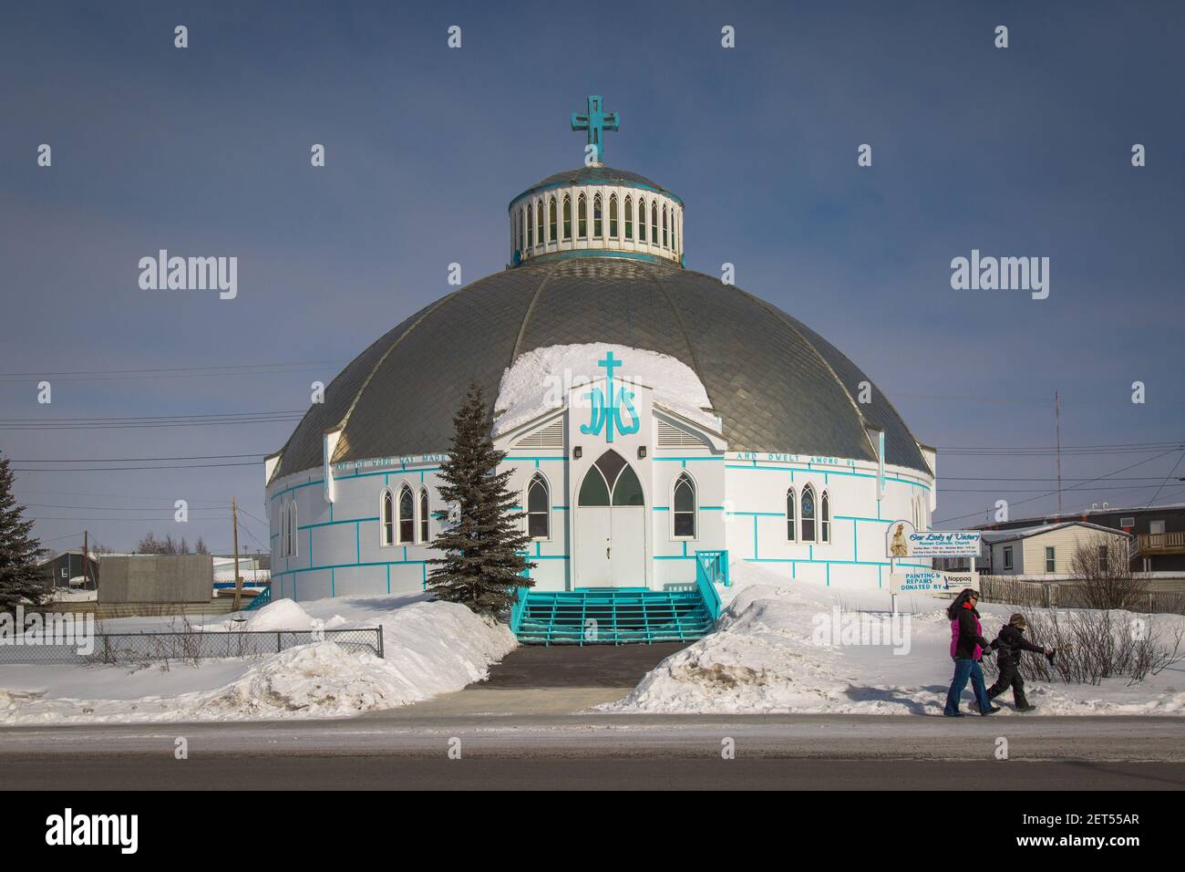 La icónica iglesia en forma de iglú de nuestra Señora de la Victoria en Inuvik, Territorios del Noroeste, Ártico de Canadá. Foto de stock