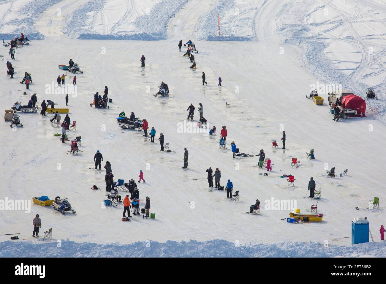 Vista aérea de la gente en la pesca del hielo derby en el río congelado Mackenzie en invierno, 200km al norte del Círculo Polar Ártico, Inuvik, Territorios del Noroeste, Canadá. Foto de stock