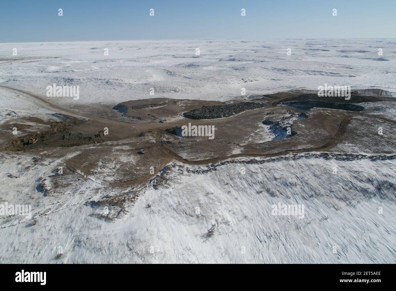 Vista aérea de uno de los pozos de grava utilizados para construir la autopista Inuvik-Tuktoyaktuk, Territorios del Noroeste, Ártico de Canadá. Foto de stock