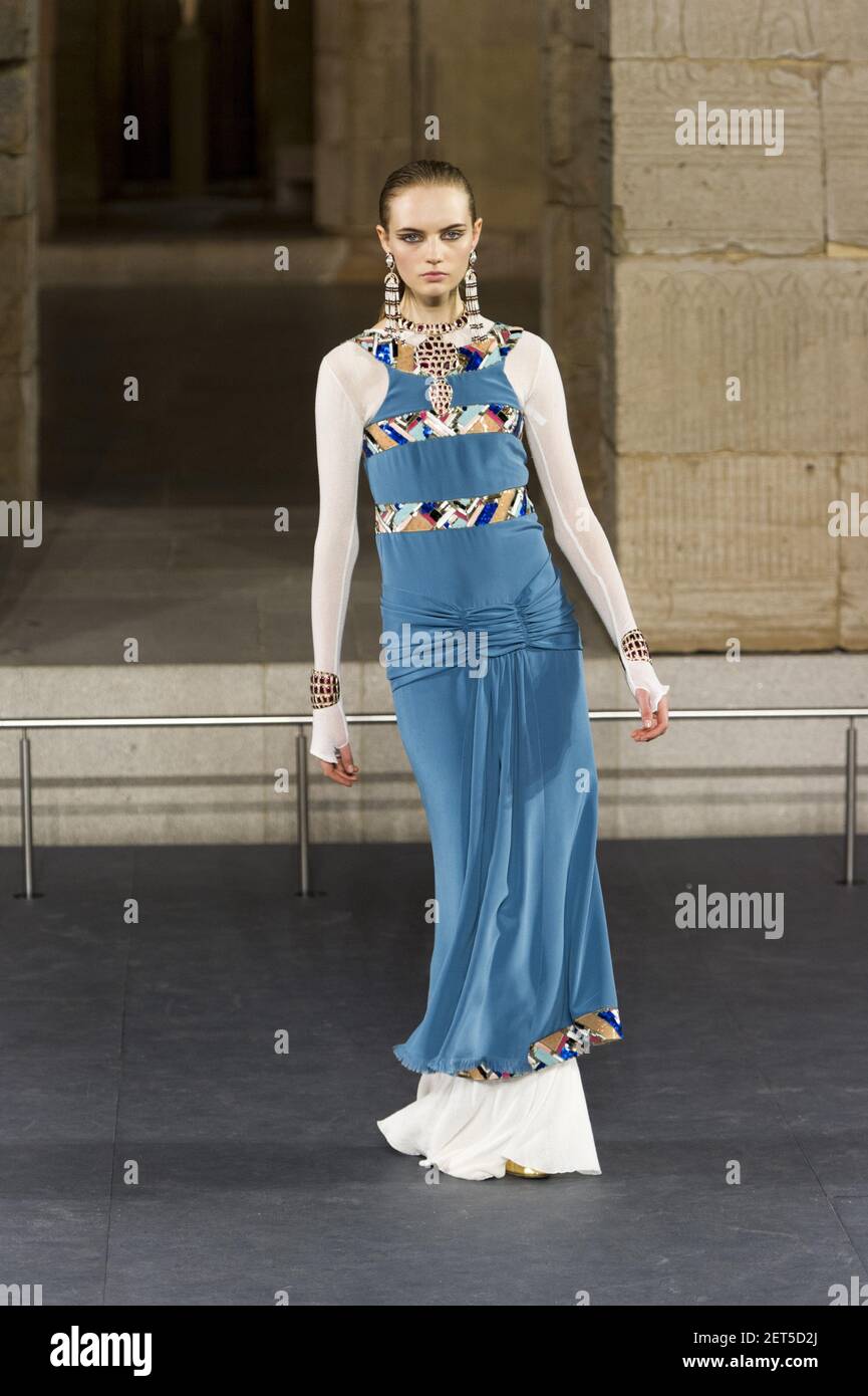 omitir menor Ataque de nervios Un modelo recorre el desfile de moda Chanel Métiers d'Art 2018/19 en la  exposición del Templo de Dendur en el Museo Metropolitano de Nueva York, NY  el 5 de diciembre de 2018. (