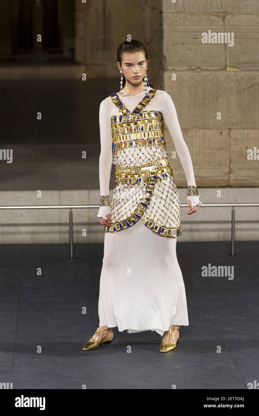 Un modelo recorre el desfile de moda Chanel Métiers d'Art 2018/19 en la  exposición del Templo de Dendur en el Museo Metropolitano de Nueva York, NY  el 5 de diciembre de 2018. (