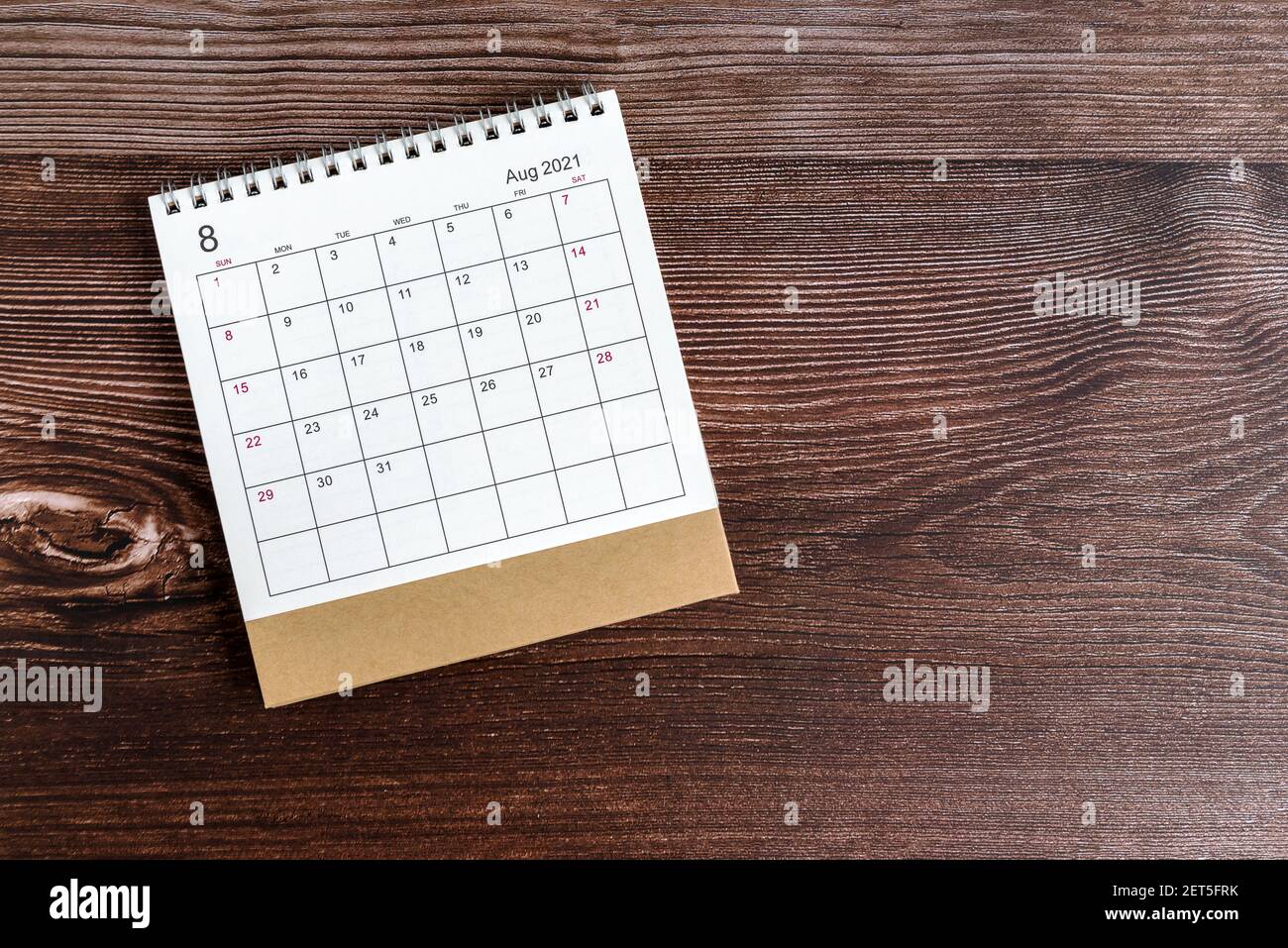 Agosto Escritorio Calendario 2021 sobre fondo de madera Foto de stock