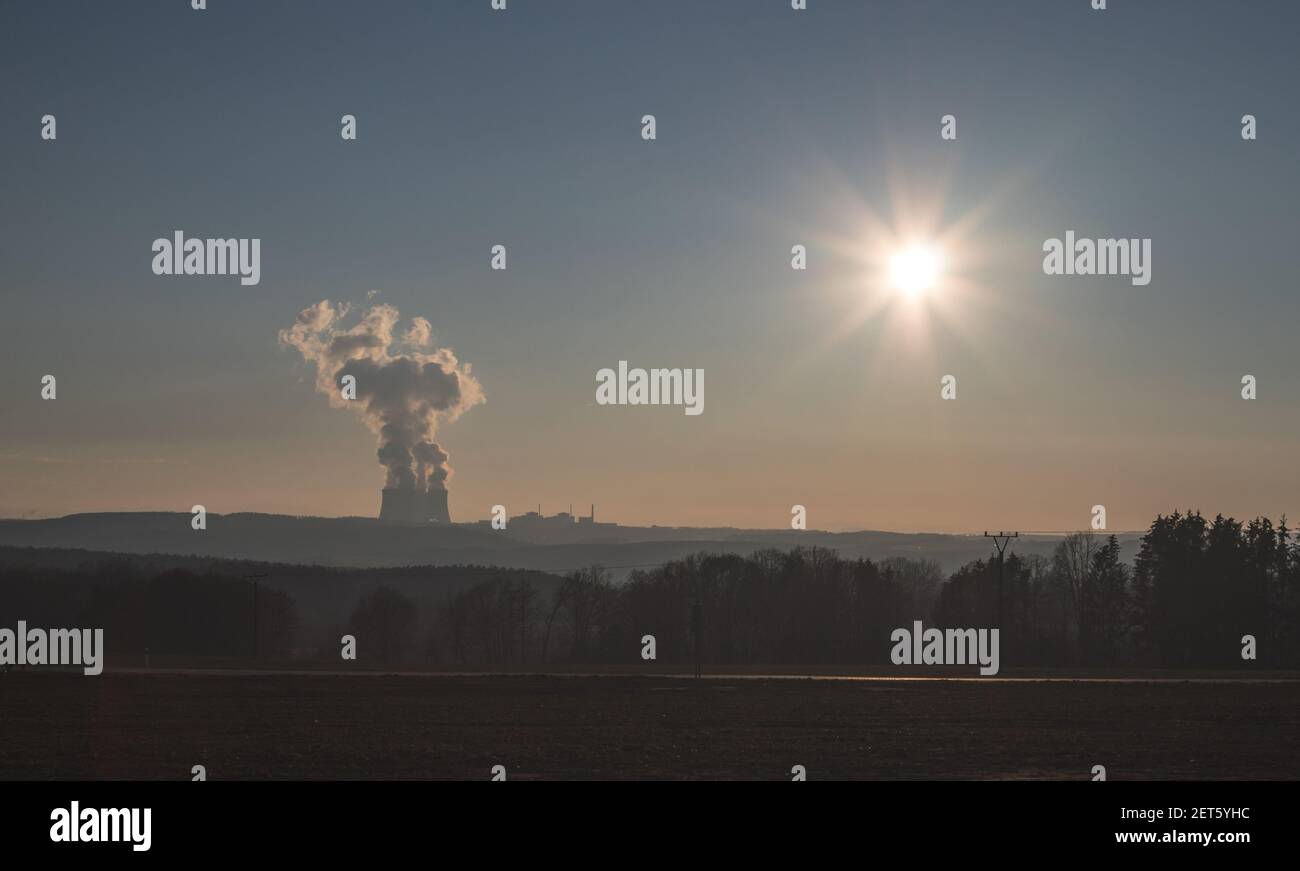 Temelin, república Checa - 02 28 2021: Central nuclear Temelin, torres de refrigeración al vapor en el paisaje en el horizonte al atardecer Foto de stock