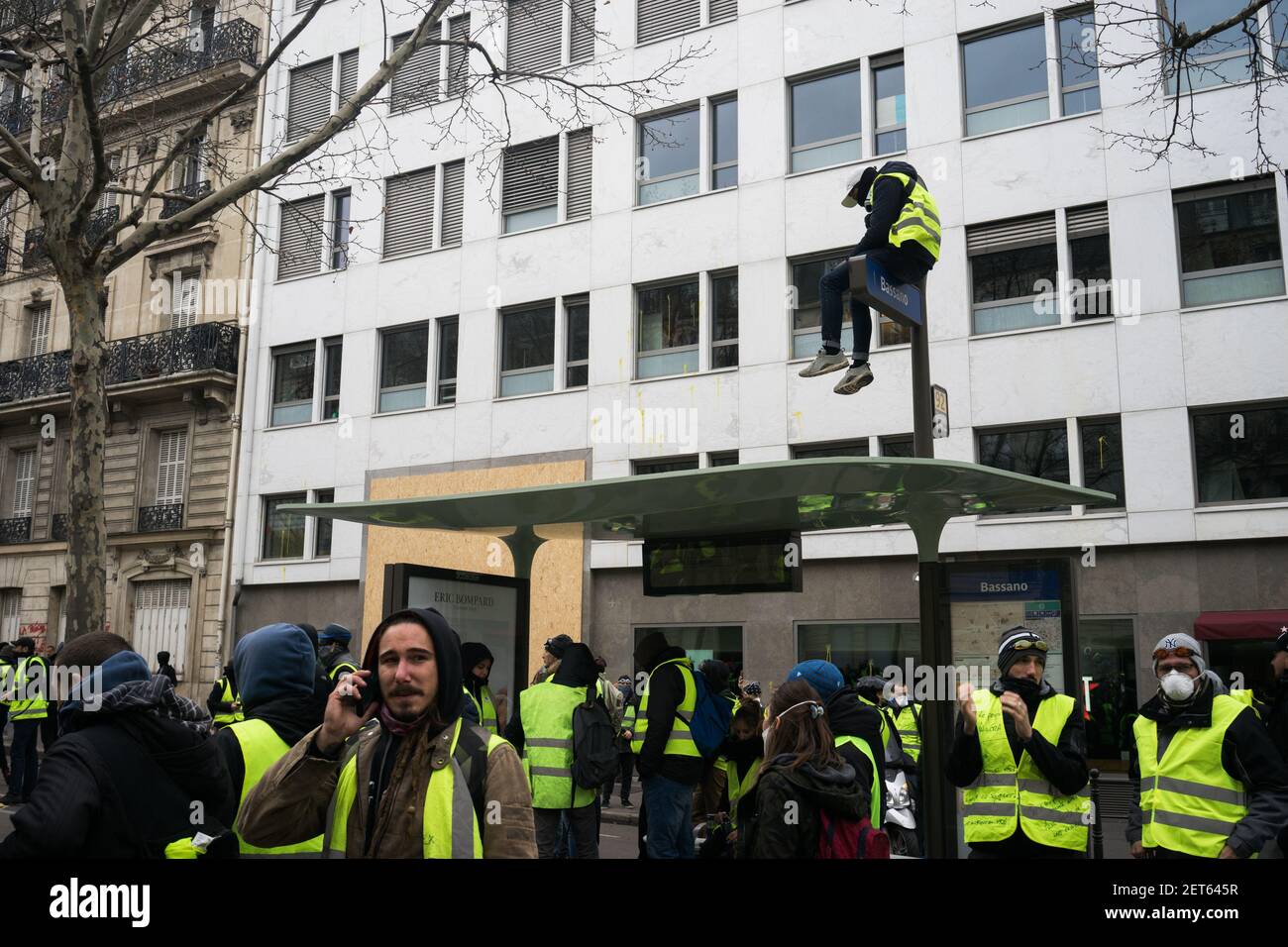 Los manifestantes se reúnen a lo largo de la Avenida Marceau cerca del Arco del Triunfo. Las protestas marcaron el cuarto fin de semana de manifestaciones de "gilets jaunes" o "chaleco amarillo", en París, Francia, el 8 de diciembre de 2018; que desencadenaron la oposición a un propuesto aumento del impuesto sobre el combustible y han crecido hasta enompasse una amplia lista de demandas, incluyendo reducciones de impuestos y reformas institucionales. (Foto de Annabelle Marcovici/Sipa USA) *** por favor use crédito del campo de crédito *** Foto de stock