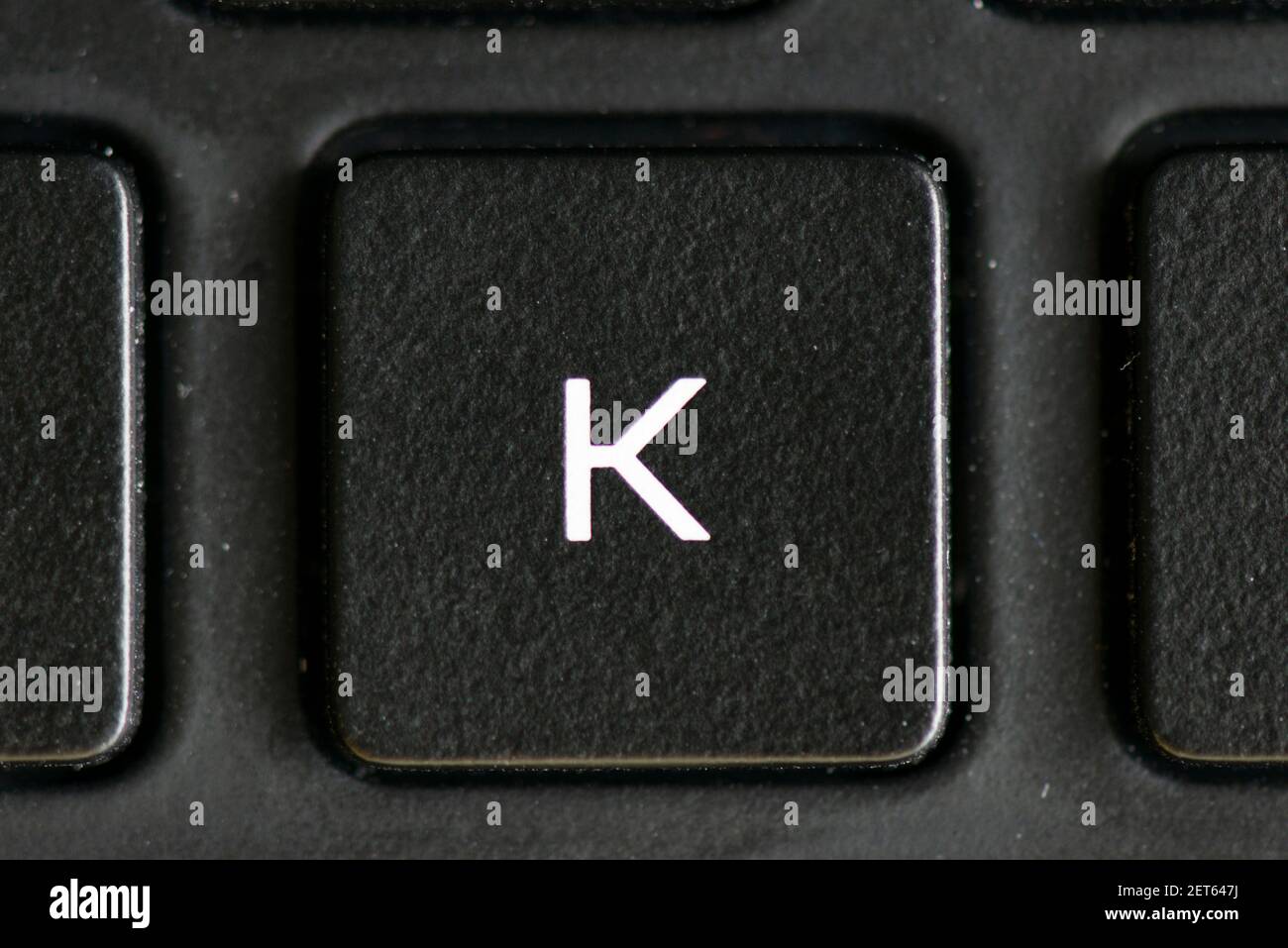 Tecla de letra K en el teclado de un ordenador portátil Fotografía de