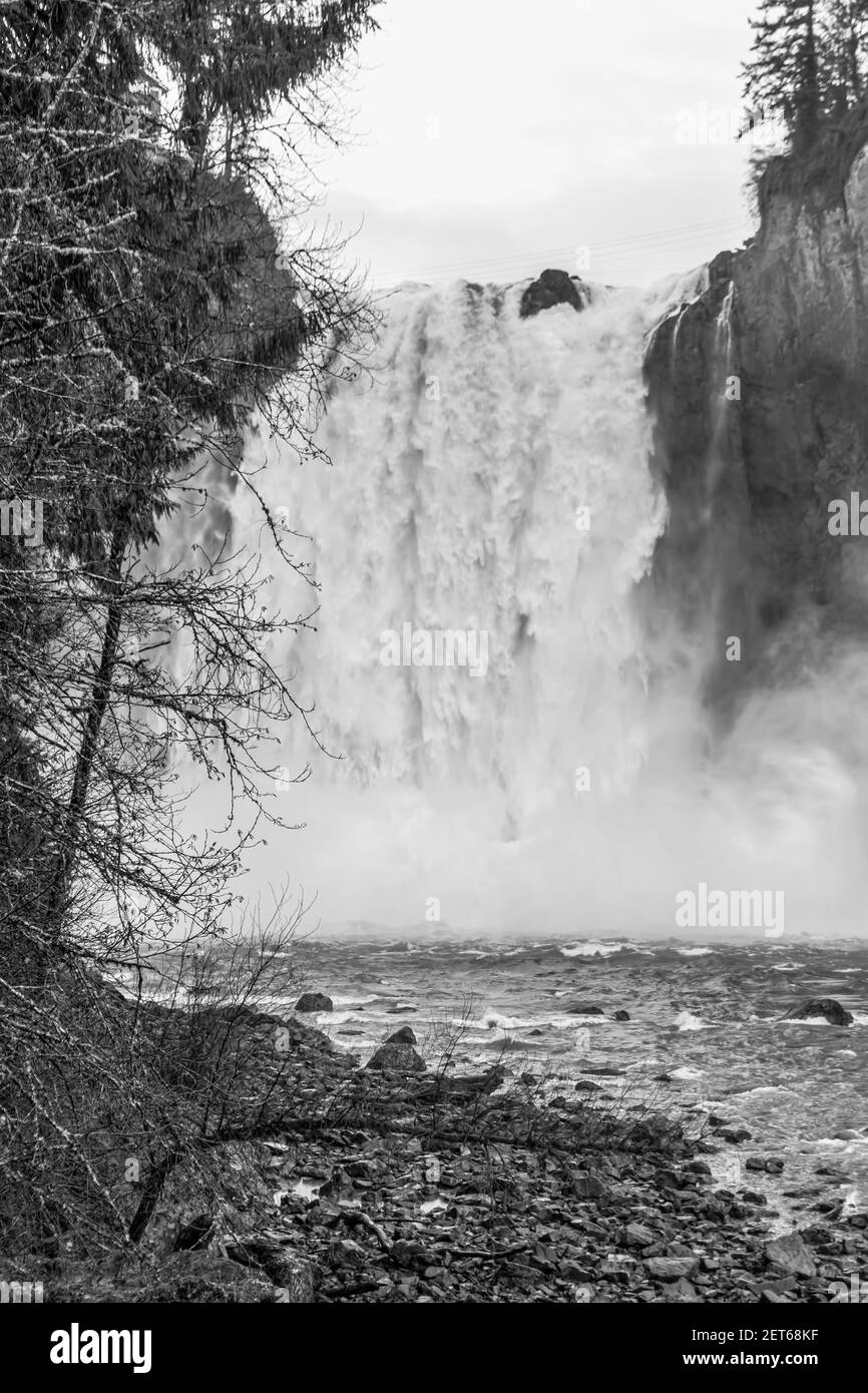 Una vista desde abajo Snoqualmie Falls, en el estado de Washington. Foto de stock