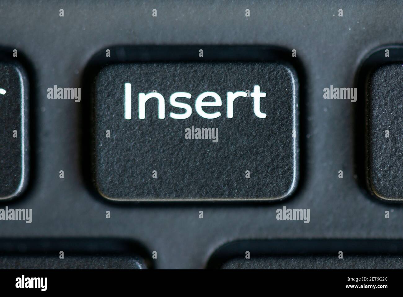Inserte la tecla en el teclado de un ordenador portátil Fotografía de stock  - Alamy