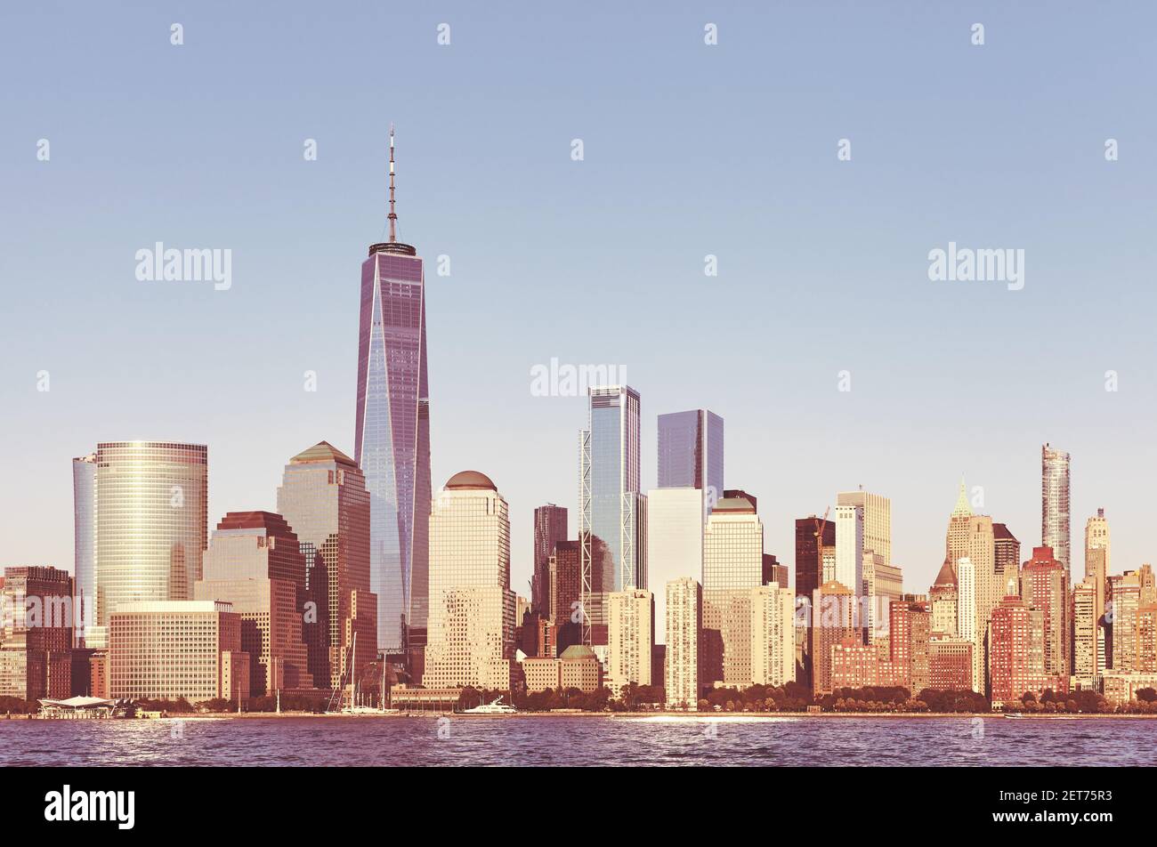 Panorama del distrito de negocios de Manhattan al atardecer, imagen en tonos de color, Ciudad de Nueva York, EE.UU. Foto de stock