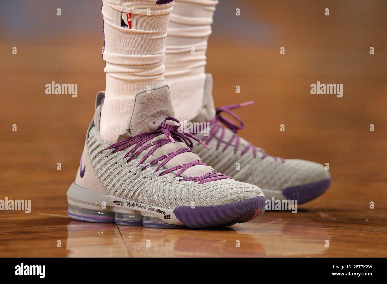 18 de diciembre de 2018; Brooklyn, NY, EE.UU.; Zapatillas de los Angeles  Lakers LeBron James (23) durante el primer cuarto contra los Brooklyn Nets  en Barclays Center. Crédito obligatorio: Brad Penner-USA hoy