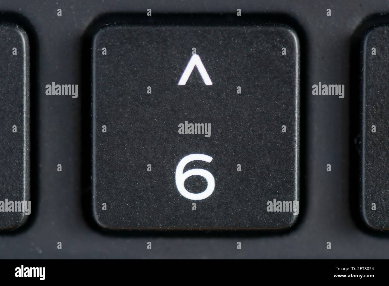 Número 6 y tecla de símbolo de intercalación en el teclado de un ordenador portátil Foto de stock