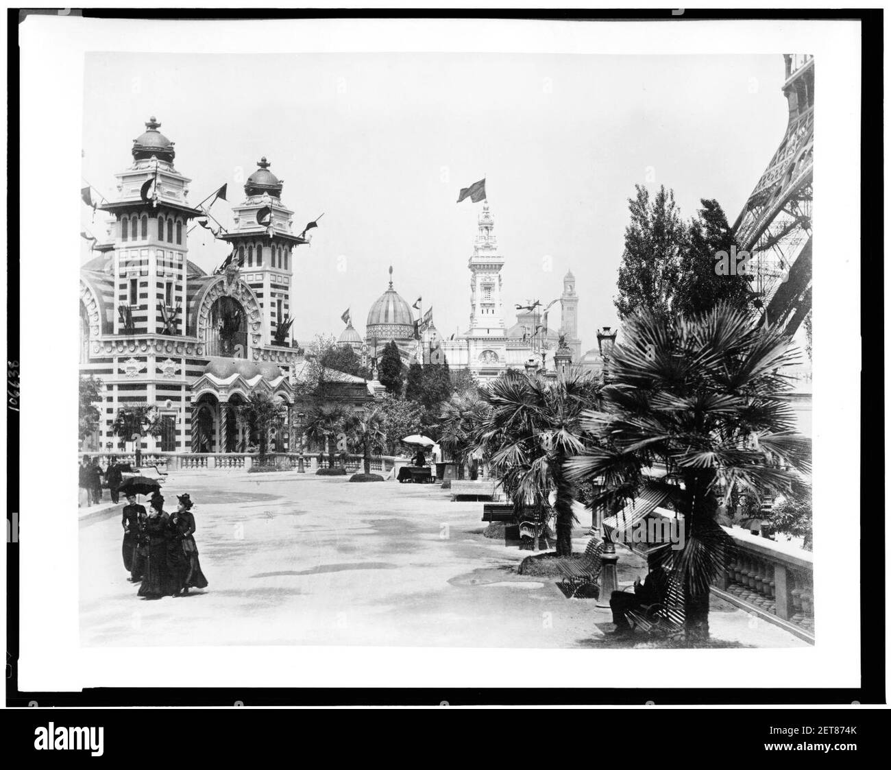 Pabellón de Bolivia, a la izquierda, y el pabellón de Brasil, Centro de