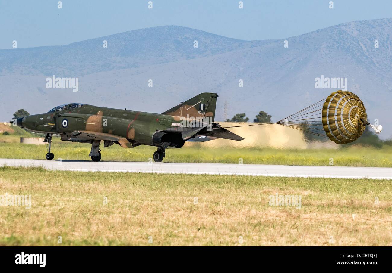 Hellenic Air Force Rf 4e Phantom Ii Avion De Reconocimiento Aterrizando Con Paracaidas De Freno En La Base Aerea De Larissa Grecia 4 De Mayo De 17 Fotografia De Stock Alamy