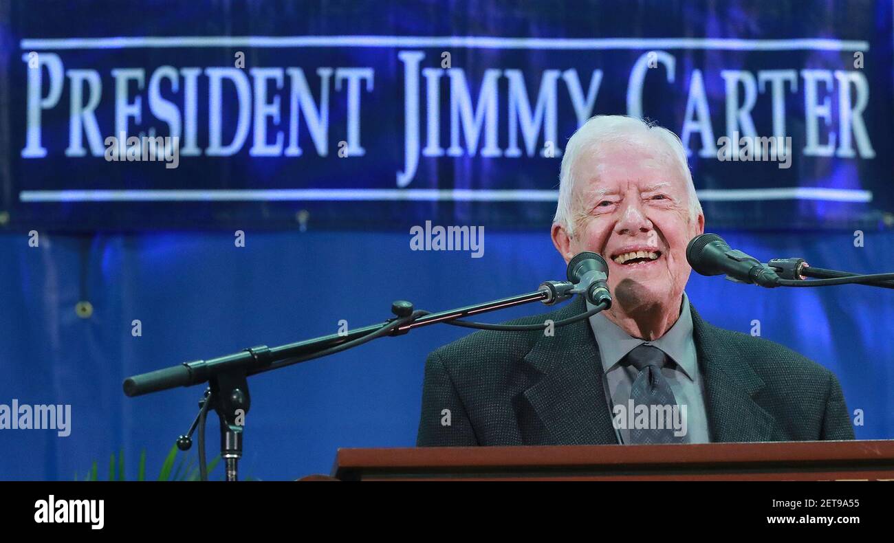 El ex presidente Jimmy Carter responde a las preguntas de los estudiantes durante su ayuntamiento anual con el estudiante de primer año de la Universidad Emory en el gimnasio del campus el 12 de septiembre de 2018, en Atlanta. (Foto de Curtis Compton/Atlanta Journal-Constitution/TNS/Sipa USA) Foto de stock