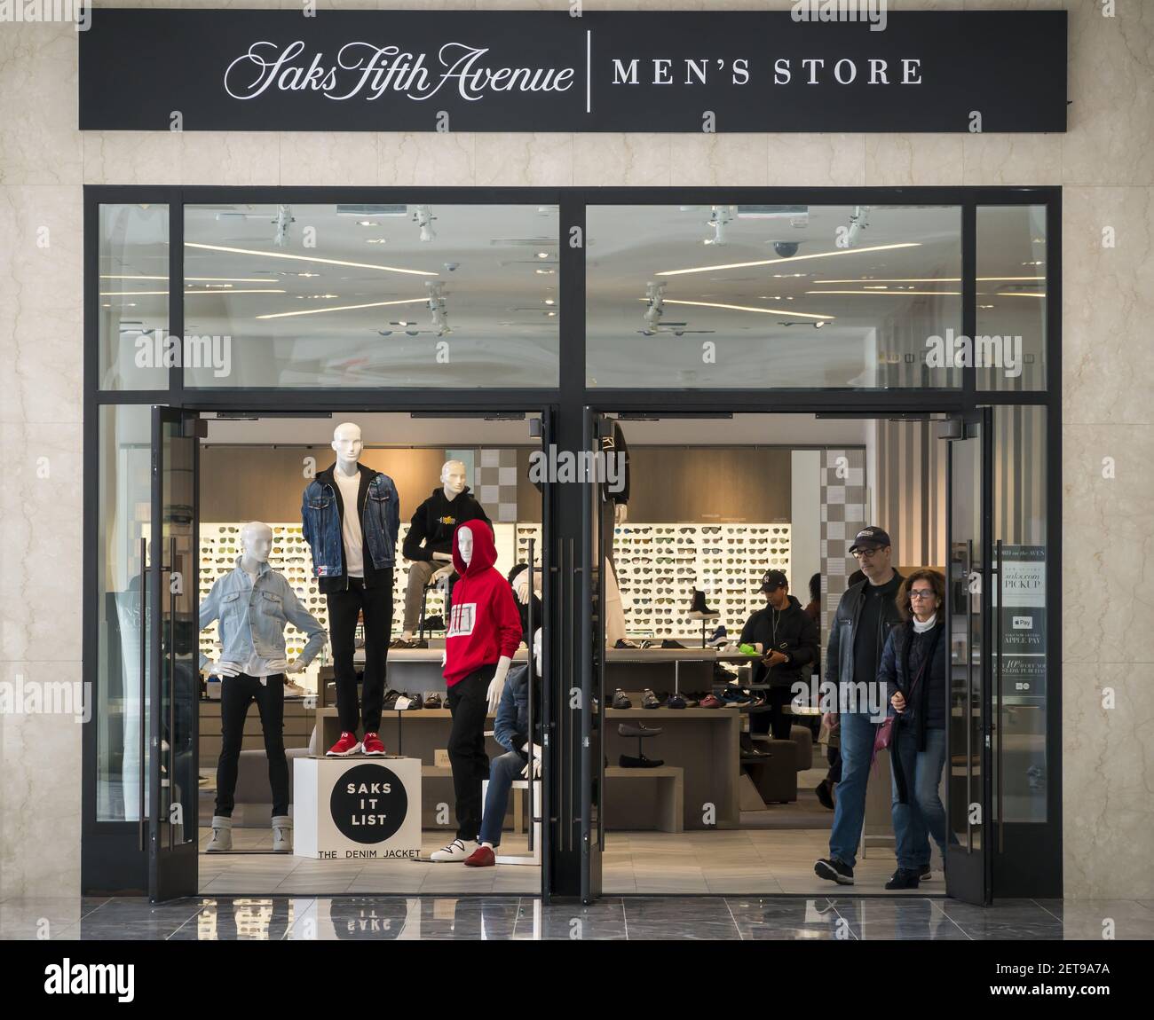 Saks Fifth Avenue la tienda de hombres en el Brookfield Place Mall, en  Nueva York, el sábado, 3 de marzo de 2018. Como Nordstrom está listo para  abrir su tienda de hombres