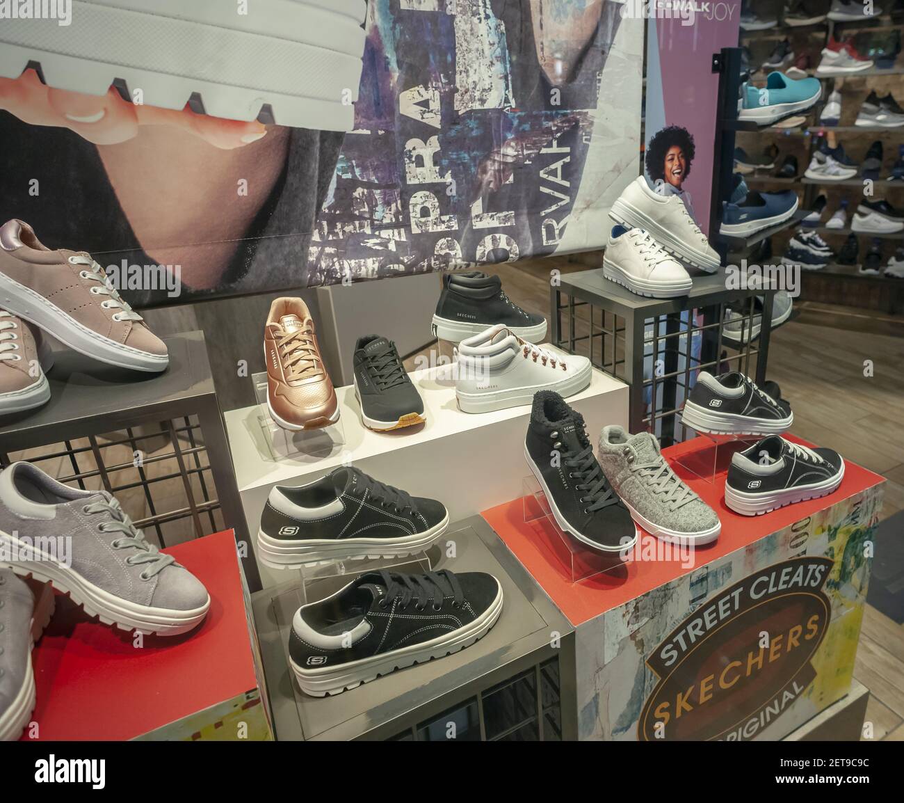 Calzado en una ventana de una tienda de Skechers en Nueva York el martes, 16 de octubre de 2018. Se el calzado sea víctima de la escalada de guerra