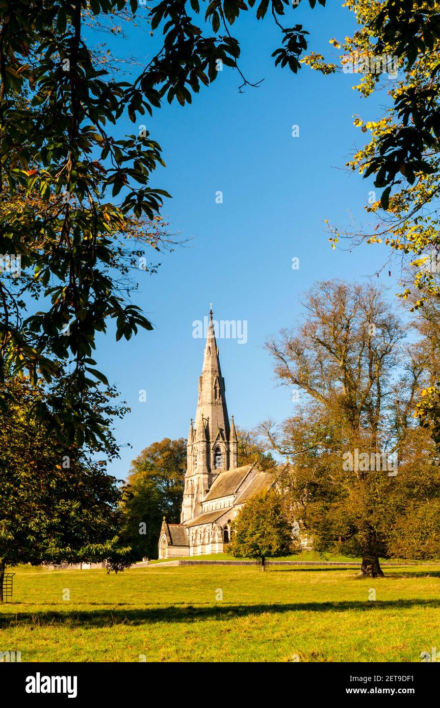 Una vista de la Iglesia de Santa María en Studley Royal, cerca de Ripon, North Yorkshire. Octubre. Foto de stock