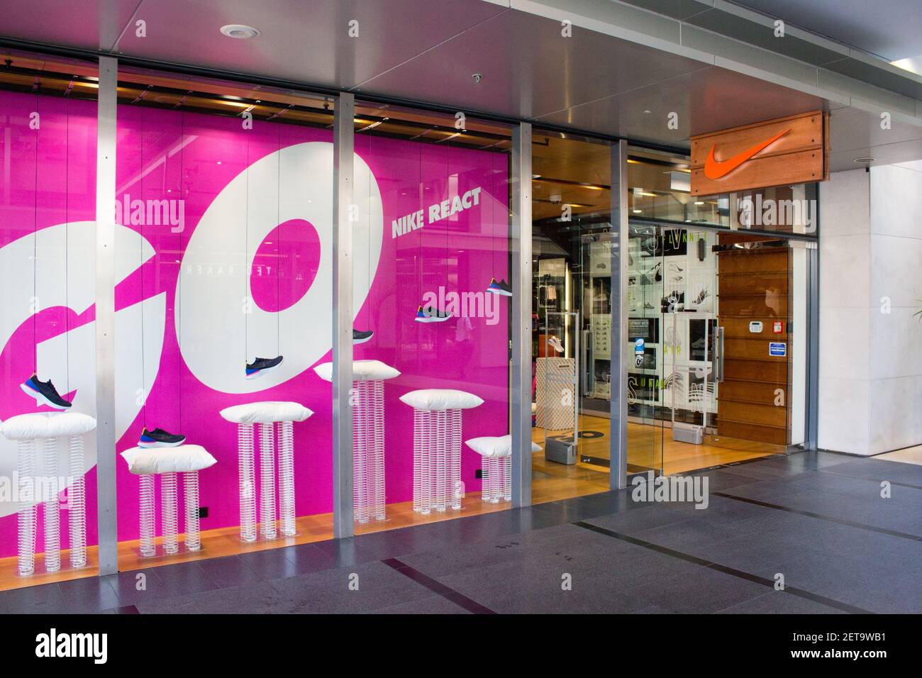 Fachada con cartel y logotipo en la tienda de calzado Nike en Auckland, Nueva  Zelanda, 26 de febrero de 2018. (Foto de Smith Collection/gado/Sipa USA  Fotografía de stock - Alamy