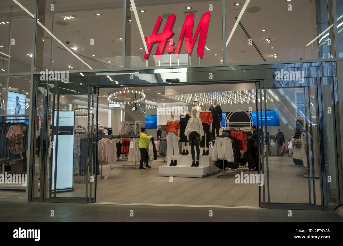 La tienda H&M en el Westfield Mall en el bajo Manhattan en Nueva York se ve  el martes, 27 de marzo de 2018. H&M anunció que cerrará 250 tiendas de sus  5000