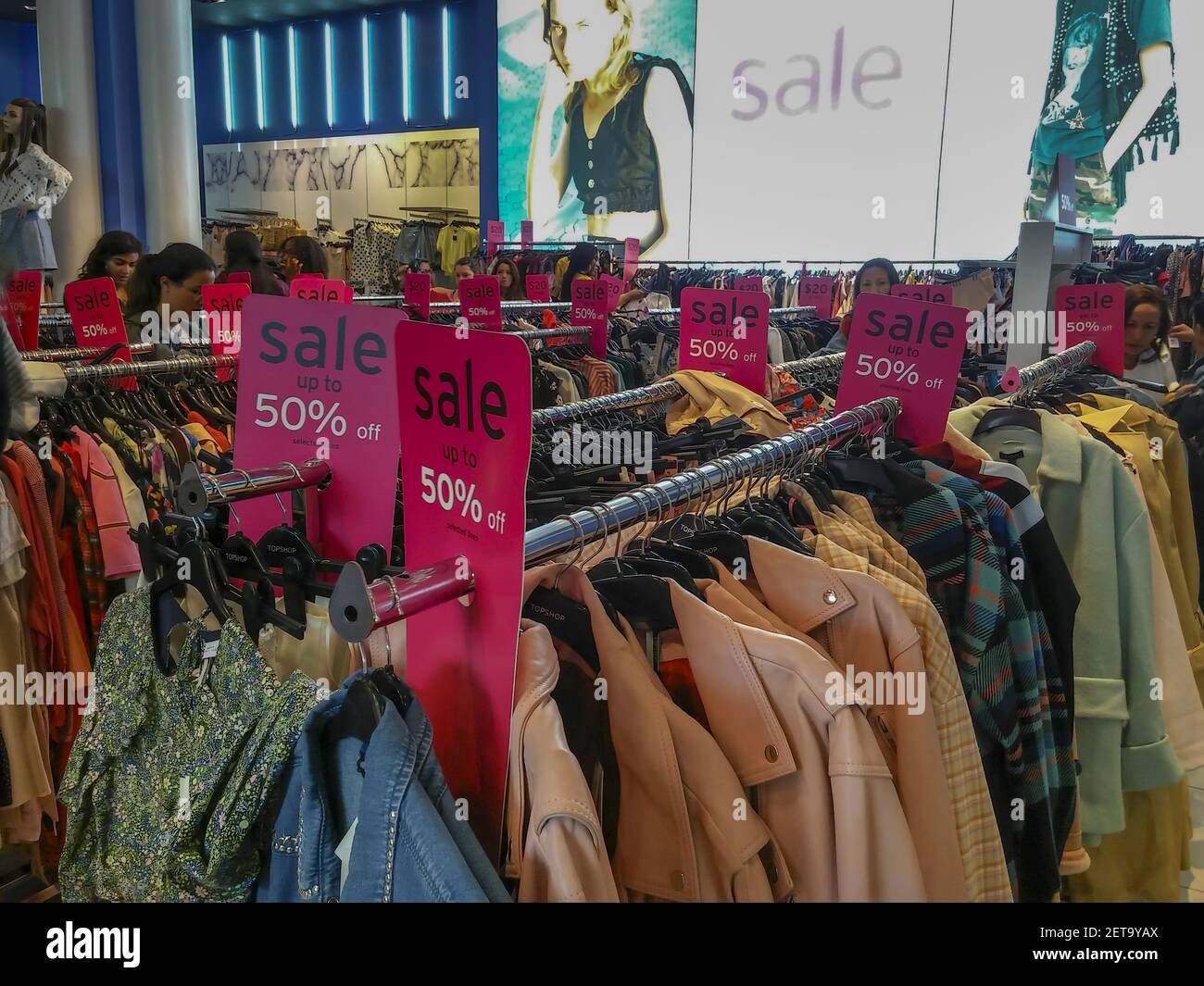 H&M descarga mercancías no deseadas y no vendidas en sus estantes de venta  en su tienda en Soho en Nueva York, visto el martes, 12 de junio de 2018.  H&M anunció que