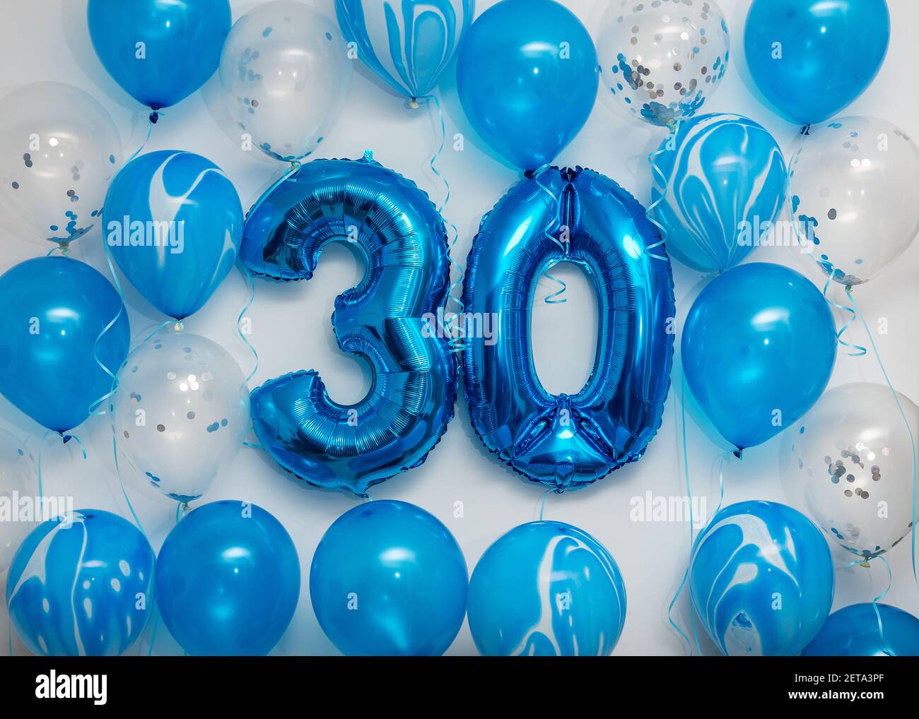 Azul número 30 celebración balones de aluminio con globos de helio sobre  fondo blanco. Decoración de fiesta para la celebración de feliz cumpleaños  Fotografía de stock - Alamy