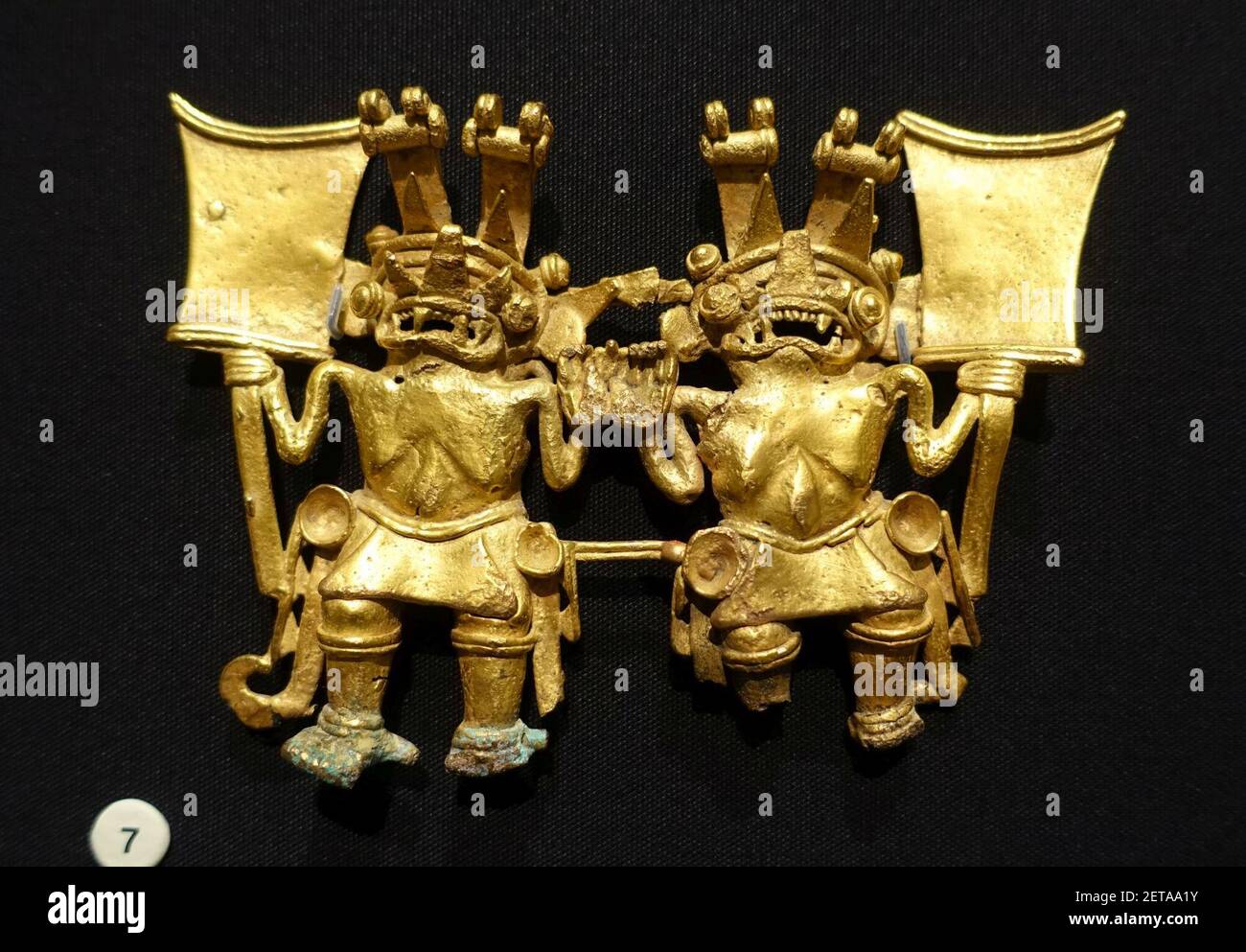 Colgante con dos figuras, probablemente estilo Parita, Península de Azuero, Panamá, probablemente c. 700-1520 AD, aleación de oro y cobre (tumbaga) Foto de stock