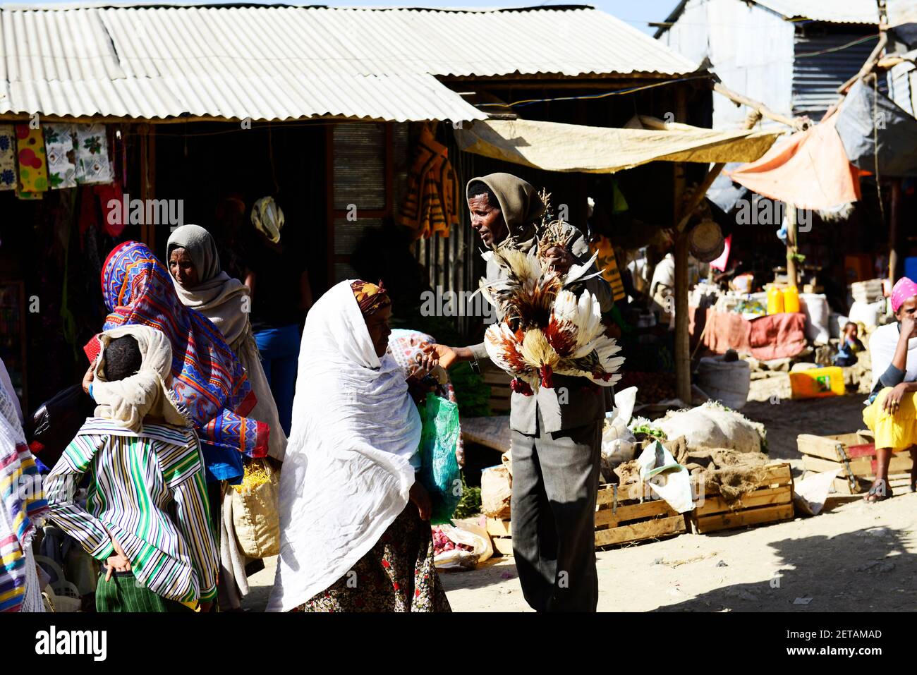Un hombre tigrayan que vende pollos en el de Mekele, Etiopía Fotografía de stock - Alamy