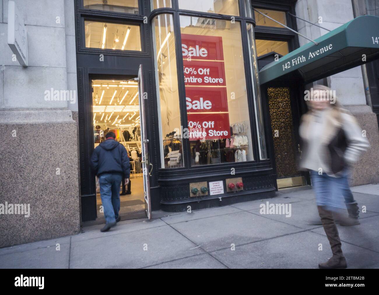 Una tienda de ropa americana en el barrio Flatiron de Nueva York ya está  descontando la mercancía el miércoles, 11 de enero de 2017. La compañía  canadiense de ropa deportiva Gildan Activewear