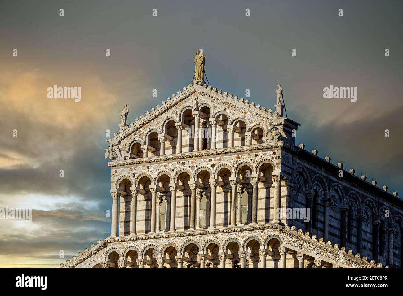 La Catedral de Pisa es una catedral medieval católica romana dedicada a la Asunción de la Virgen María, en la Piazza dei Miracoli en Pisa, Italia. Foto de stock