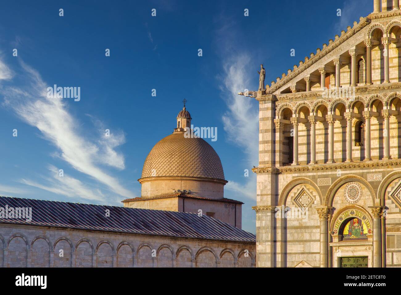 La Catedral de Pisa es una catedral medieval católica romana dedicada a la Asunción de la Virgen María, en la Piazza dei Miracoli en Pisa, Italia. Foto de stock