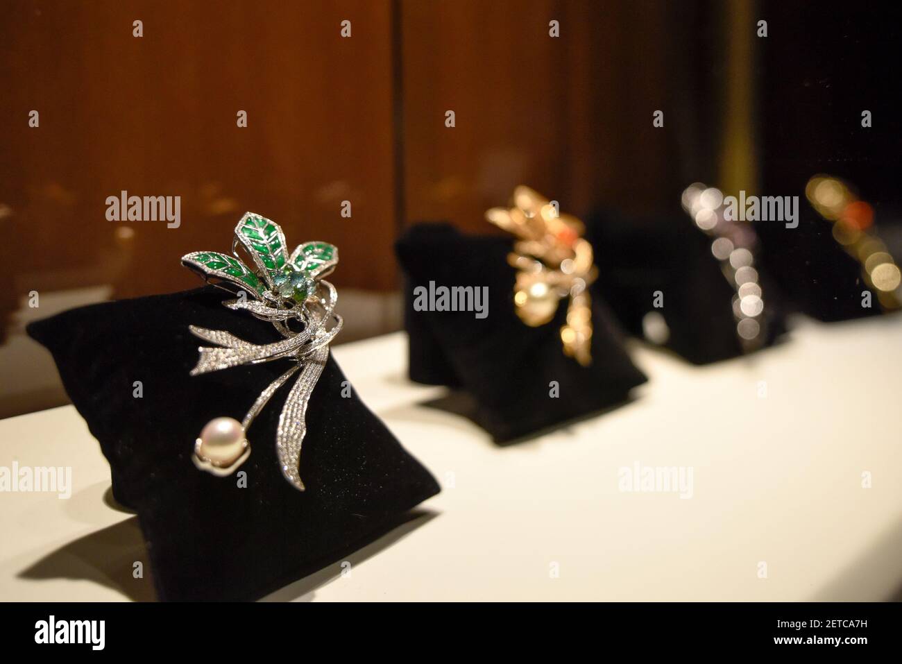 170120) -- PARÍS, 20 de enero de 2017 (Xinhua) -- Foto tomada el 19 de  enero de 2017 muestra una pieza de la joyería de Maxim en París, Francia.  El diseñador de