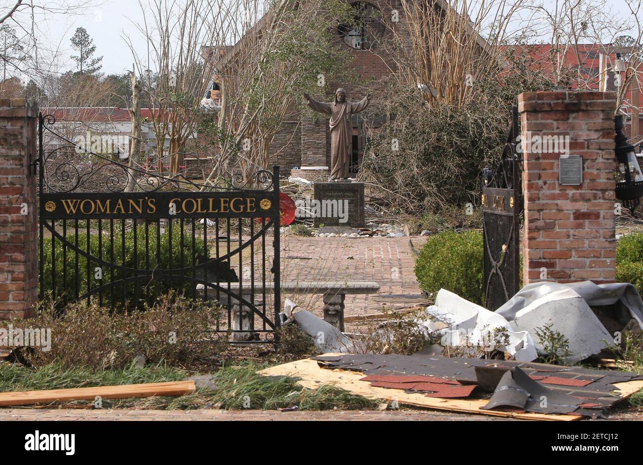 Una estatua de Jesús en el campus de la Universidad William Carey en Hattiesburg, Miss., escapó del daño de un tornado que barría por el área el sábado, 21 de enero de 2017. Cuatro personas murieron y al menos 25 resultaron heridas en la tormenta. (Foto de John Fitzhugh/Biloxi Sun Herald/TNS) *** por favor use crédito del campo de crédito *** Foto de stock