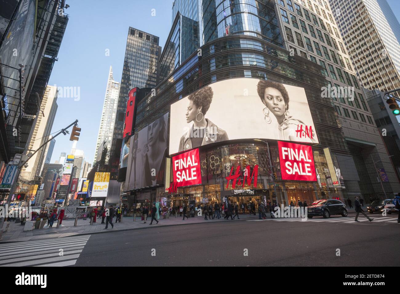 Los grandes almacenes H&M en Times Square anuncian su 'venta final' en  mercancía, vista el miércoles, 25 de enero de 2017. La Junta de la  Conferencia anunció que la confianza de los