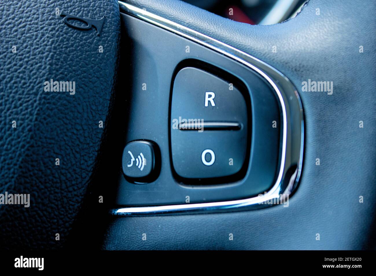 Dispositivos Bluetooth. Primer plano de un coche manos libres bluetooth con  micrófono y altavoz para llamadas y transmisión de música aisladas sobre un  fondo blanco. CL Fotografía de stock - Alamy