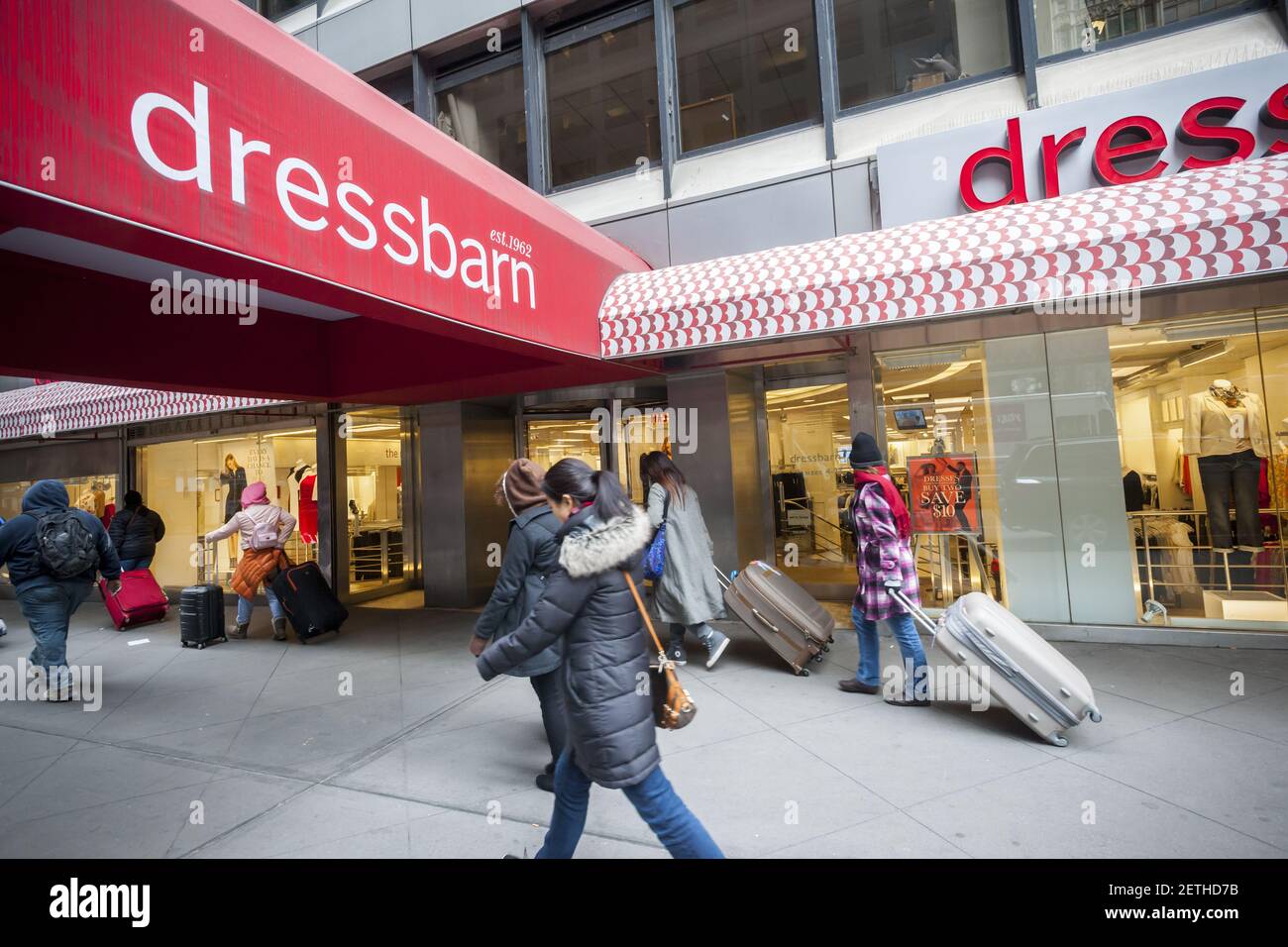 Una tienda de ropa femenina Dressbarn en Midtwon Manhattan en Nueva York el  viernes, 3 de marzo de 2017. Judi Langley, vicepresidente ejecutivo y  director de mercancías de Dressgrann ha abandonado la