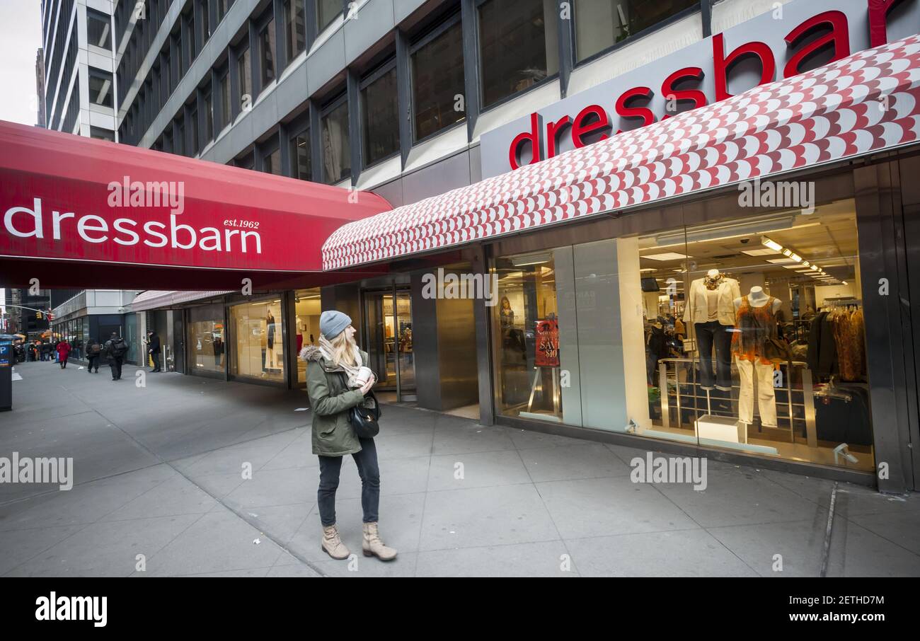 Una tienda de ropa femenina Dressbarn en Midtwon Manhattan en Nueva York el  viernes, 3 de marzo de 2017. Judi Langley, vicepresidente ejecutivo y  director de mercancías de Dressgrann ha abandonado la