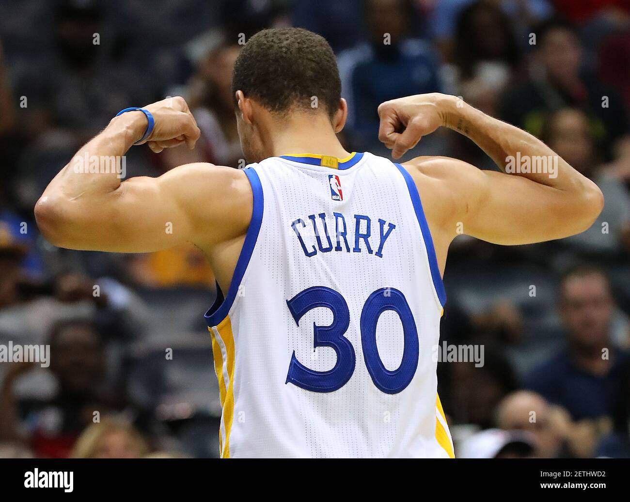 Stephen Curry, de Golden State Warriors, flexiona sus músculos después de  golpear un tiro de dos puntos bajo la canasta y hacer la falta contra los  Atlanta Hawks durante la segunda mitad