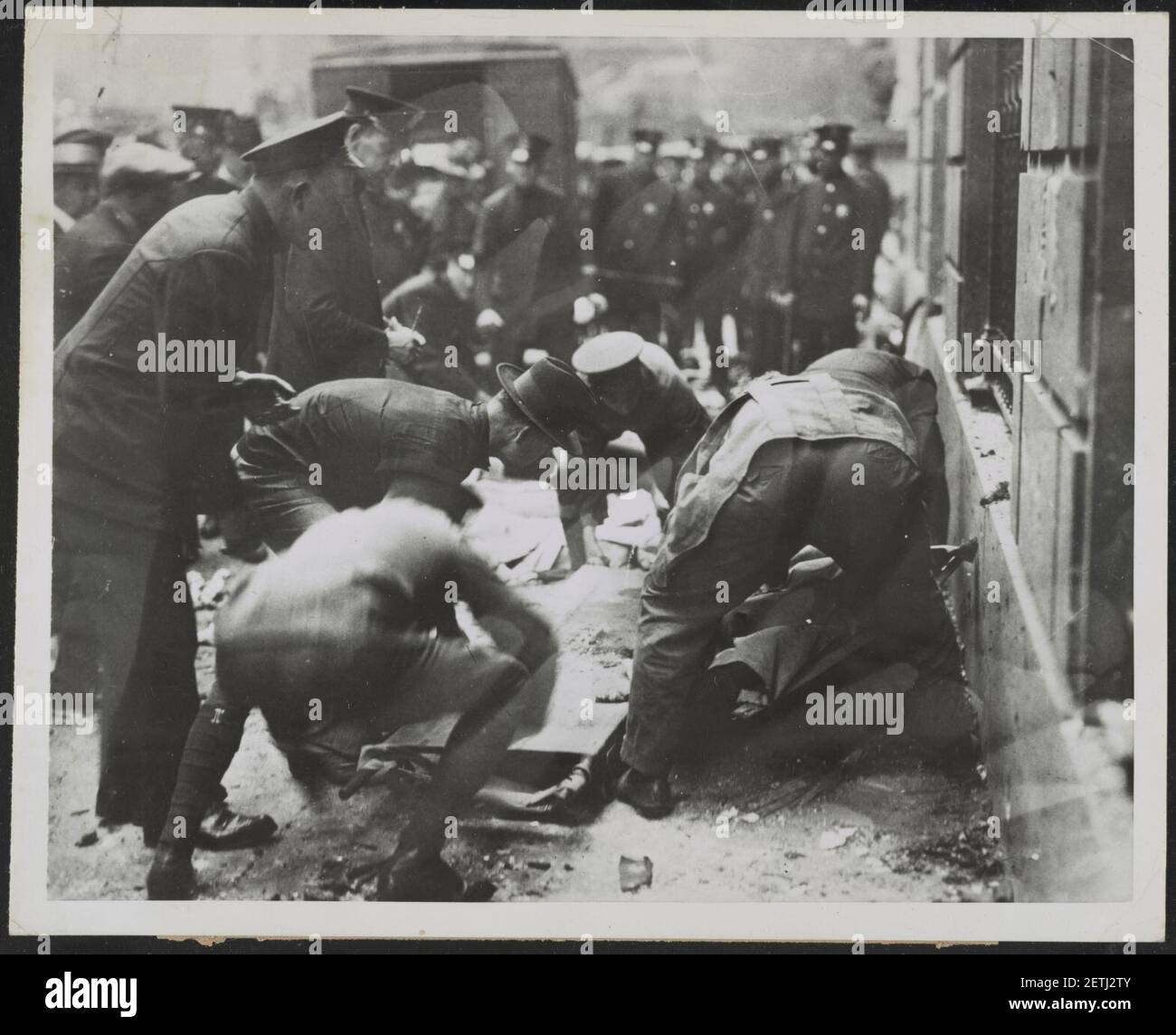 Recogiendo cadáveres después Wall St. explosión en 1920, la ciudad de Nueva York Foto de stock