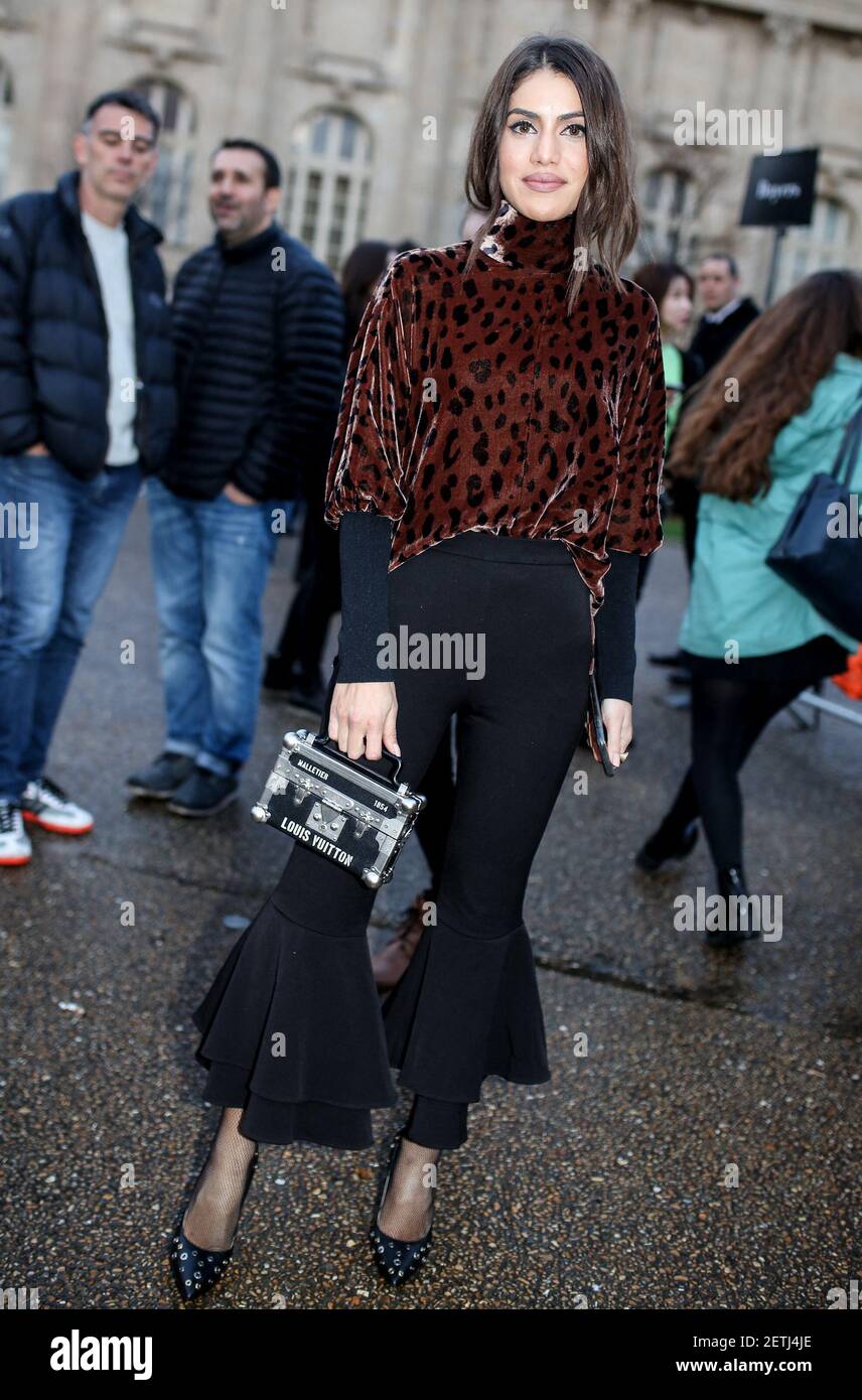 Camila Coelho asistió al espectáculo Nina Ricci durante la Semana de la Moda de París Listo para llevar Otoño/Invierno 2017-2018 el 4 de marzo de 2017 París, Francia. (Foto de Lyvans