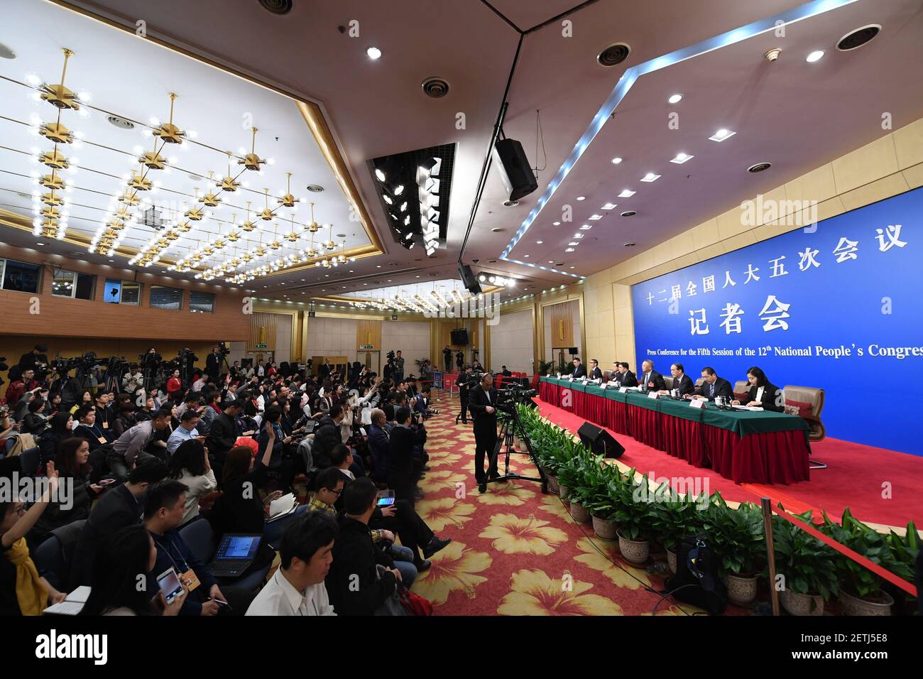 (170310) -- BEIJING, 10 de marzo de 2017 (Xinhua) -- Liu Binjie, presidente del Comité de Educación, Ciencia, Cultura y Salud Pública del Congreso Nacional del Pueblo (NPC), Wang Shengming, vicepresidente del Comité de Asuntos internos y judiciales del NPC, Yin Zhongqing, vicepresidente del Comité de Asuntos Económicos y financieros del NPC, Yuan Si, vicepresidente del Comité de Protección del Medio Ambiente y Conservación de Recursos del NPC, Liu Xiuwen, director adjunto de la Comisión de Asuntos presupuestarios del Comité Permanente del NPC y Fu Wenjie, inspector de la Oficina de Secretarios del Foto de stock