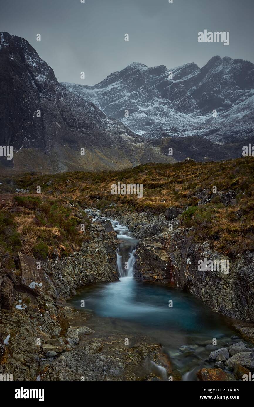 Valle montañoso con río, cascada y lago. Concepto de naturaleza, libertad, turismo, senderismo - piscinas de hadas - Isla Skye - Escocia - Reino Unido Foto de stock