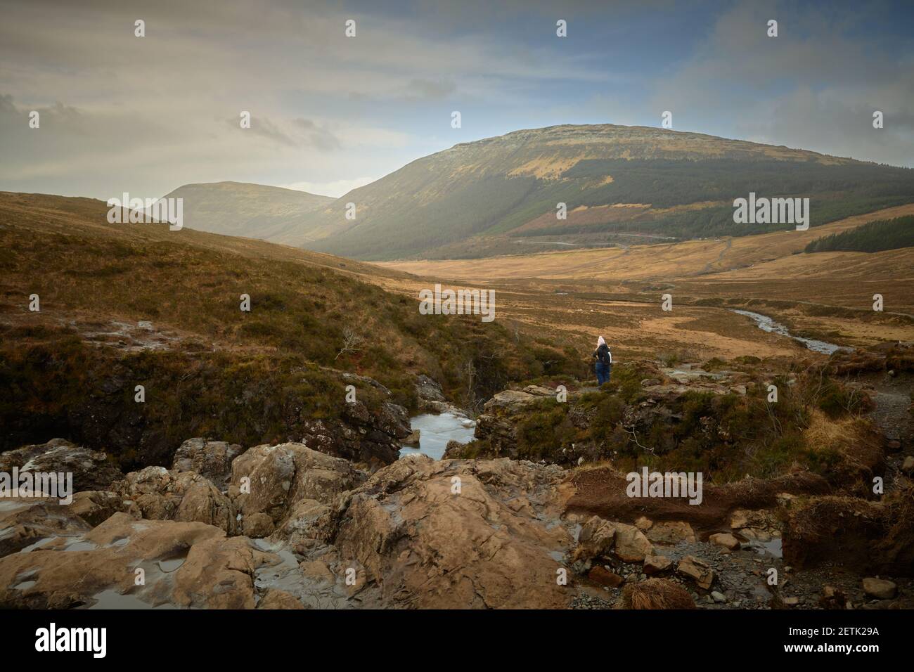 Montañero turístico mirando las impresionantes vistas en el valle montañoso.concepto de viaje, turismo Fairy Pools Skye Island - Escocia Foto de stock