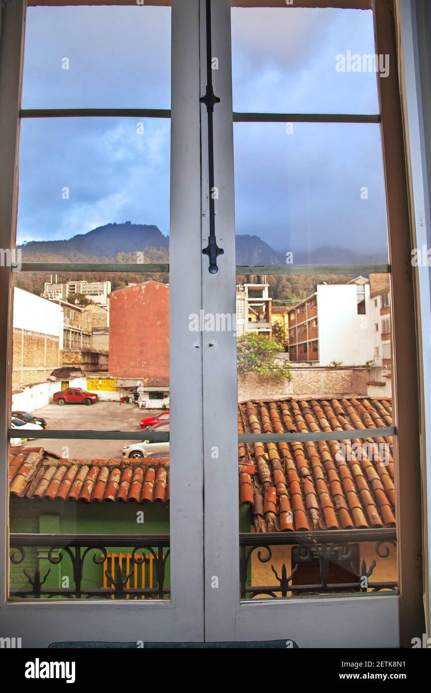 La vista desde la ventana en Bogotá, Colombia, Sudamérica Fotografía de stock Alamy La vista desde la ventana en Bogotá, Colombia, Sudamérica Fotografía de stock Alamy