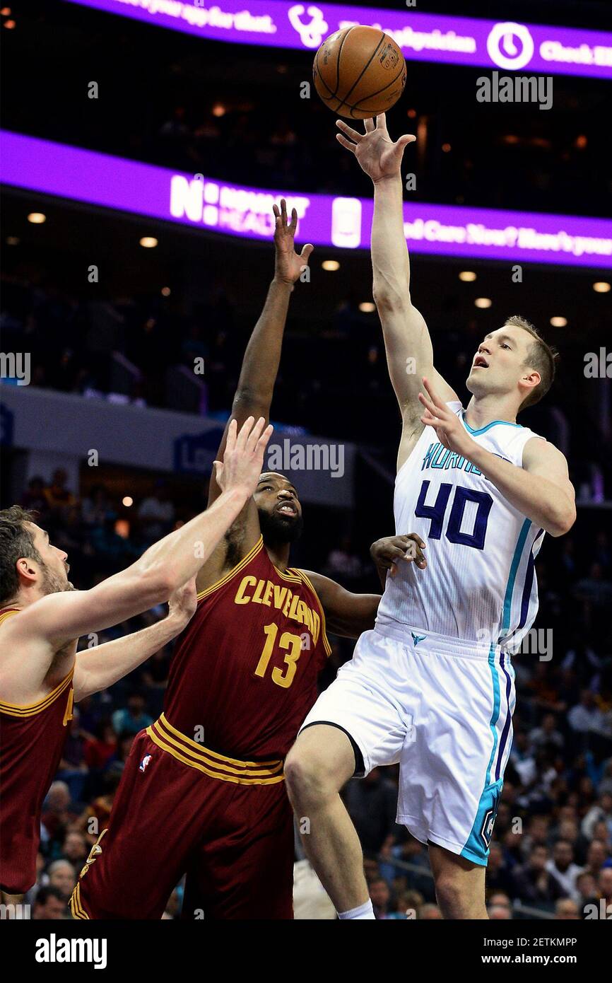 Cody Zeller de Charlotte (40) lanza un tiro de una mano sobre
