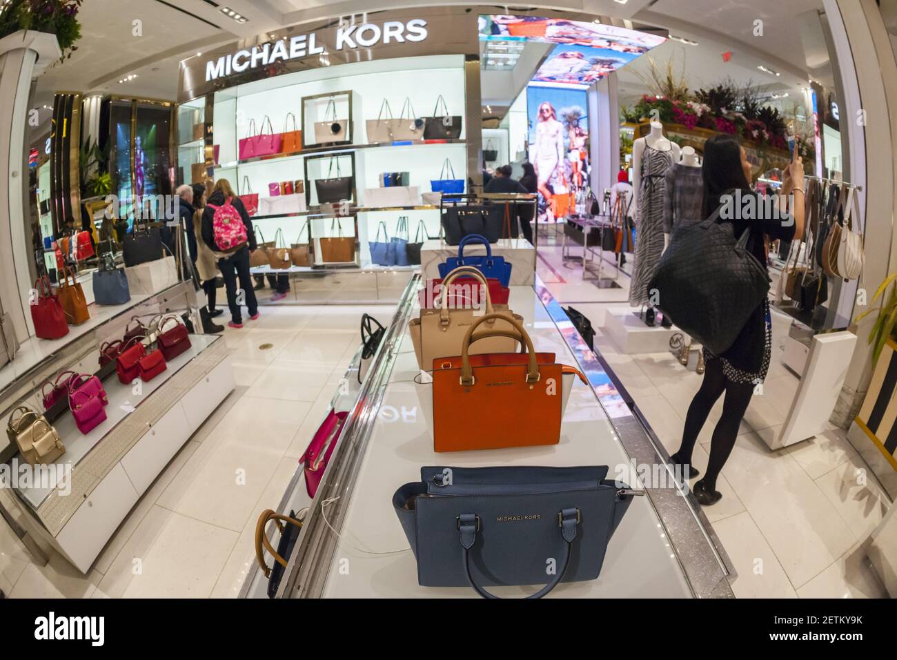 Los compradores exploran los bolsos Michael Kors en la tienda insignia de  Macy's Herald Square el domingo, 26 de marzo de 2017. (Foto de Richard B.  Levine) *** por favor use crédito